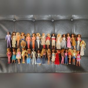 Vintage 1982 Glamour Doll Collection 32 Dolls and Case